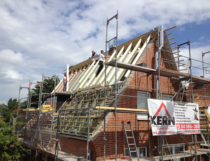 Dachsanierung während der Arbeit